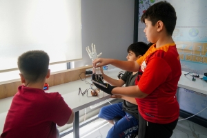 Zarok li Navenda Zanistê ya Cezerî bi kêfxweşî zanistê hîn dibin