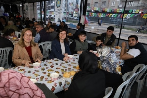 Hemşaredarî çadirê fitarî de şarî reyde ameyî têhet