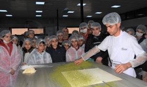 Bilgievi öğrencilerinden tatlı imalat fabrikasına gezi