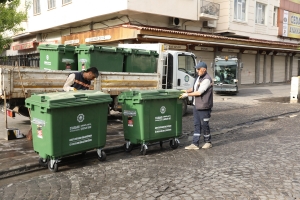 Yeni nesil &ccedil;&ouml;p konteynerleri alanlara yerleştiriliyor