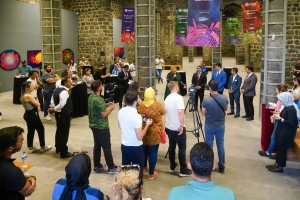 Li Diyarbekirê du pêşangehan deriyê xwe li huzerhezan vekir