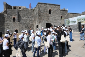 Çocuklar kentin tarihi mekanlarını gezdi