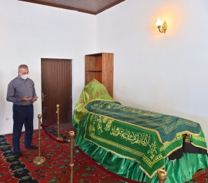 Walî Karaloglu, serdana tirba Sultan Sasa kir
