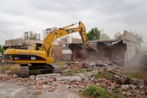 Yenişehir’de kamulaştırılan iki yapının yıkımı gerçekleşti