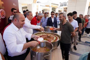 Walî Alî Îhsan Su aşûre li welatiyan belav kir