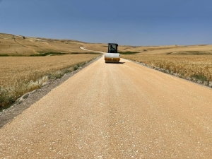 Kırsalda yeni yollar asfaltla buluşuyor