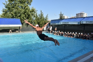 Süs havuzunda yüzen çocuklar yarı olimpik havuza götürüldü