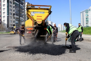 Olumsuz hava koşullarının zarar verdiği yollar yenileniyor