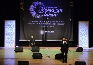Hasan Dursun Diyarbakırlılar için sevilen ilahilerini seslendirdi