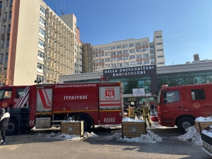 Polikliniklerde &ccedil;ıkan yangın itfaiyenin m&uuml;dahalesiyle b&uuml;y&uuml;meden s&ouml;nd&uuml;r&uuml;ld&uuml;