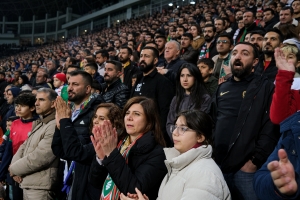 Hemşaredaran Ma&ccedil;&ecirc; Amedspor&icirc; Tr&icirc;bun&icirc; ra Taq&icirc;b Kerd