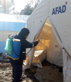 Çadır kentler ve toplanma alanları dezenfekte ediliyor