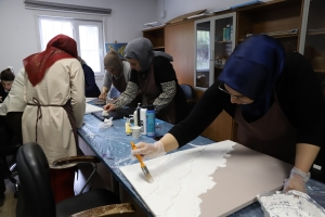 Jin di atolyey&ecirc; de hem hildiber&icirc;nin hem j&icirc; piştevaniy&ecirc; mezin dikin