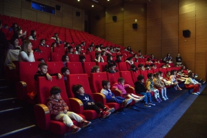 Children at Zarokistan meet the theatre