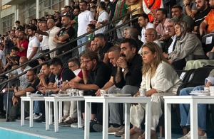 Hevşaredar Hatun li maça Amedspor-Pendîksporê temaşe kir