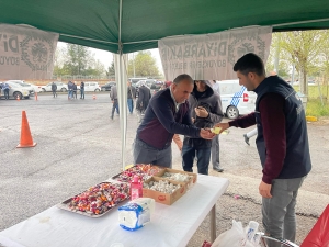 Mezarlık ziyaretinde bulunanlara ikram