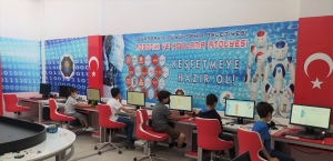 Bilgievi öğrencileri robotik kodlama öğreniyor