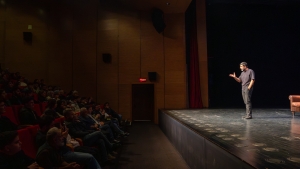 K&uuml;rt&ccedil;e stand-up g&ouml;sterisi D&uuml;nya Anadil G&uuml;n&uuml; kapsamında izleyiciyle buluştu