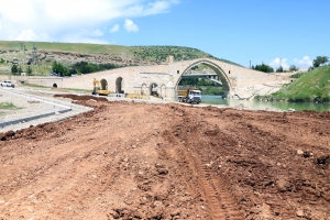 Tarihi Malabadi Köprüsü’nde çevre düzenleme çalışmaları sürüyor