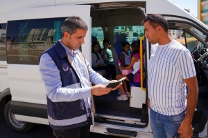 Zabite servîsên dibistanê saxtî dike