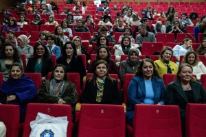 Eşbaşkan Bucak &lsquo;J&icirc;n&rsquo; oyununu kadınlarla birlikte izledi