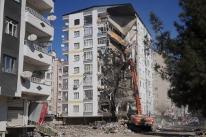 Diyarbakır’da acil yıkım kararı verilen binaların yıkımına başlandı