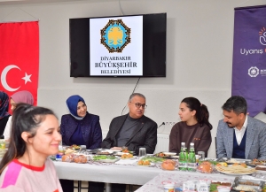 Vali Ali İhsan Su Konukevi Kız Yurdu öğrencileriyle iftar açtı