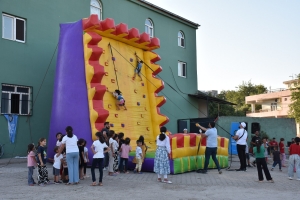 Zarokan li şahiyê bi dilxweşî lîstin
