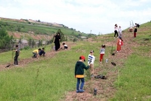 Minik öğrenciler depremde hayatını kaybedenlerin anısına fidan dikti