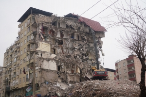 Diyarbakır’da acil yıkım kararı alınan yapılar yıkılıyor