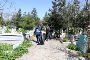 Mezarlıklarda bayram temizliği