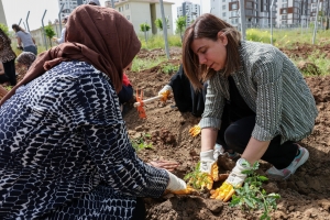 Kadın Kom&uuml;n Kent Bostanı&rsquo;nda fideler toprakla buluştu