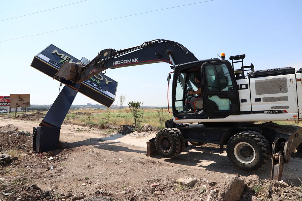 Silvan Yolu’nda kent estetiğini bozan reklam unsurları kaldırıldı 4