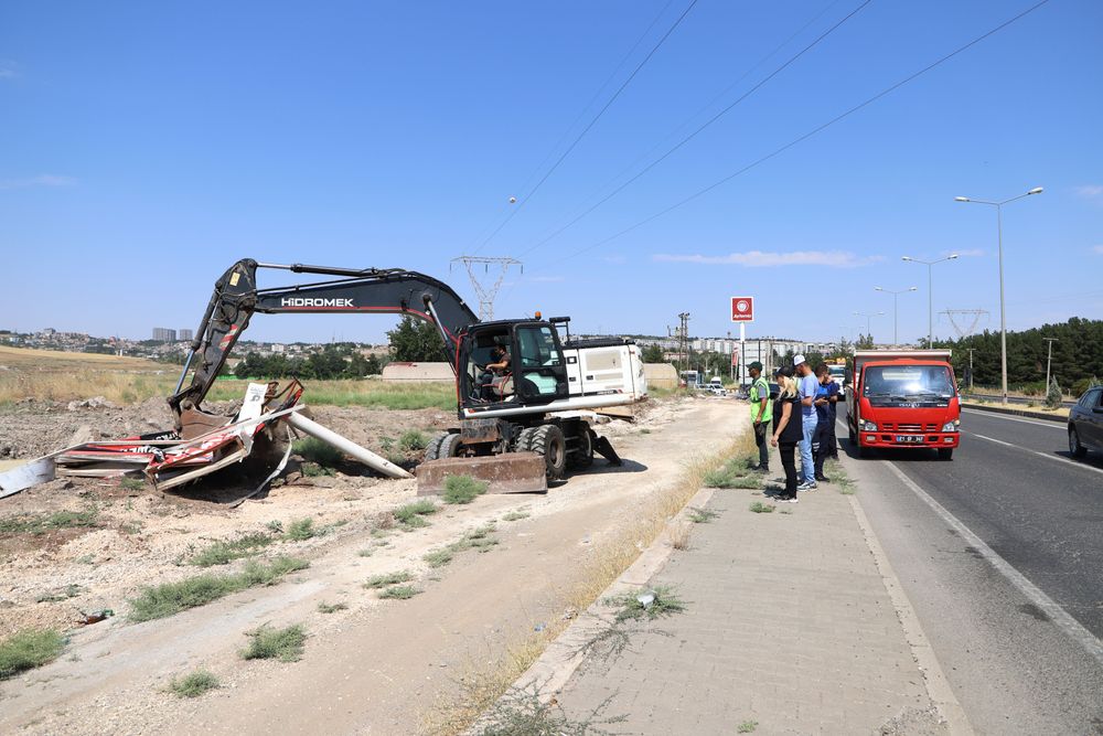 Silvan Yolu’nda kent estetiğini bozan reklam unsurları kaldırıldı 5